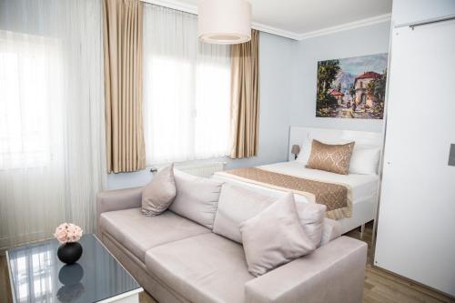 イスタンブールにあるラヴァンタ ホテルのリビングルーム(ソファ、ベッド付)