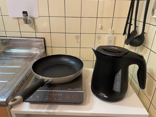 a tea pot sitting on top of a kitchen counter at Guest house TOMORI - Vacation STAY 10947v in Shingu