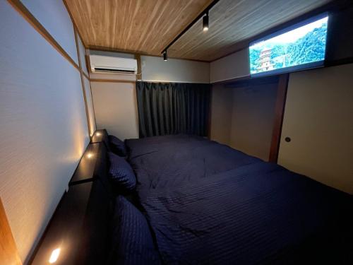 a small bedroom with a bed and a window at Guest house TOMORI - Vacation STAY 10947v in Shingu