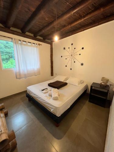 Ένα ή περισσότερα κρεβάτια σε δωμάτιο στο Suites Kiwi Montañita