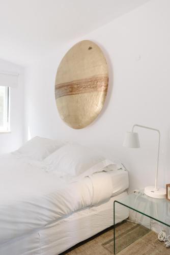 a bedroom with a bed with a mirror on the wall at Quinta Do Miguel in Aldeia do Meco