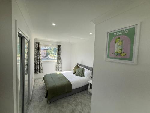 Postel nebo postele na pokoji v ubytování Luxurious 2BR, 8 mins from centre