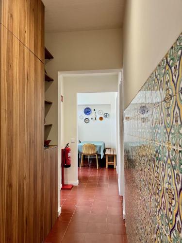pasillo que conduce a un comedor con mesa en Terracota 2 Quartos Parque Cidade Pet Friendly, en Aveiro