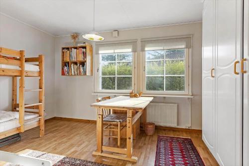 a room with a desk and a bunk bed at TV1360-Bindslev-Munkebakken-5 in Bindslev