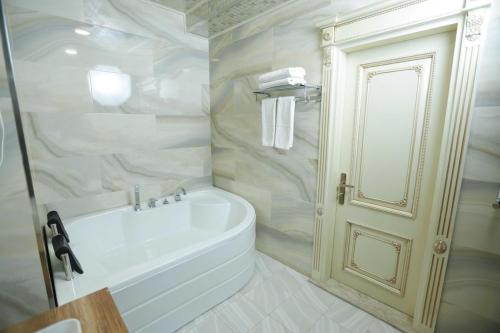Bilik mandi di Nerimanov Krone Hotel