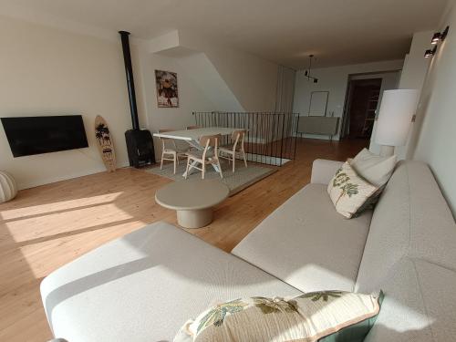 a living room with a couch and a table at LOFT ROYAL - apartamento "loft" con terraza y vistas al mar in Faro de Cullera