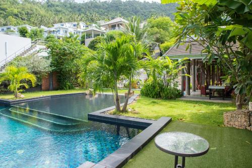 Πισίνα στο ή κοντά στο Hillside 2br Apartment Shared Pool