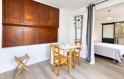 Ένα ή περισσότερα κρεβάτια σε δωμάτιο στο 1 Bedroom Nice Home In Saint-Pierre-D'oléron