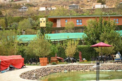 a bird house sitting on top of a pond at اكوخ في مزرعة بساتين اللوز in Quai