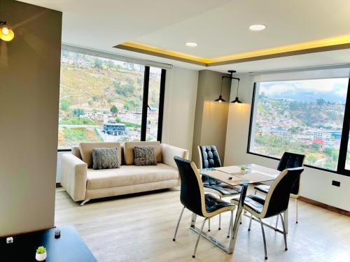 a living room with a table and chairs and a couch at Air Stay in Ambato