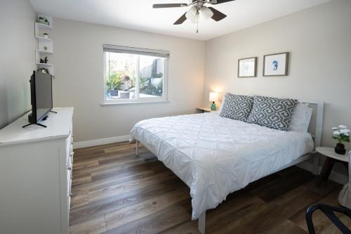 Una cama o camas en una habitación de Beach Home in Quiet Neighborhood 5 minutes from the Pier