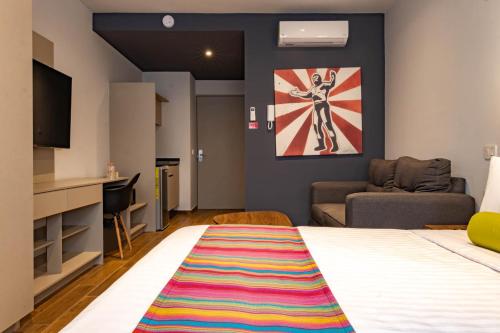 a room with a bed and a living room at Estancias VIVE MX el marqués in Hércules