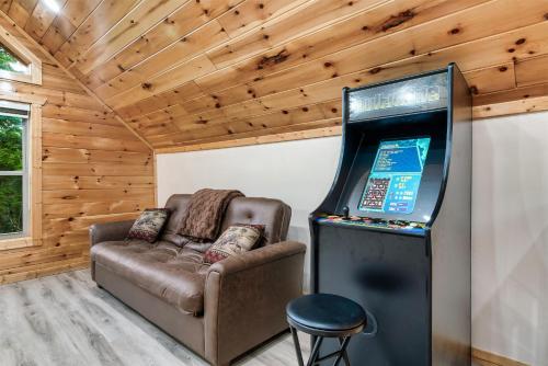 New Listing - Dollywood - HotTub - Arcade - Grill photo 5