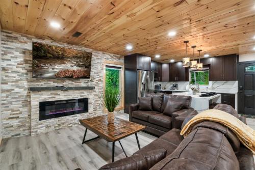 New Listing - Dollywood - HotTub - Arcade - Grill photo 14