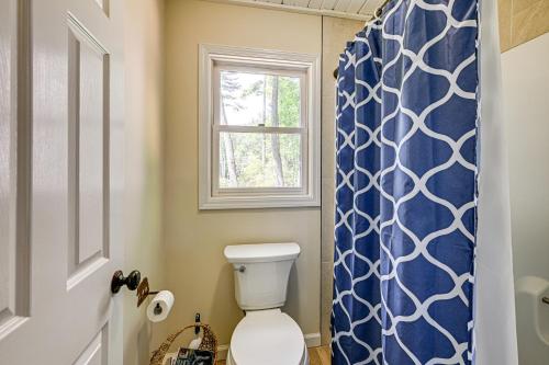 Un baño de Mountain Bearadise Home with Stunning Views