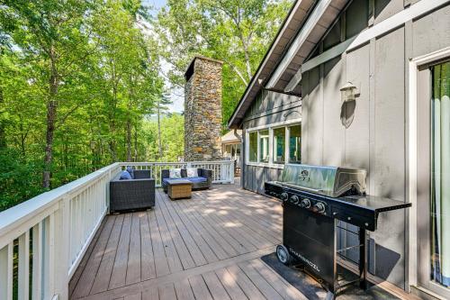 Un balcón o terraza en Mountain Bearadise Home with Stunning Views