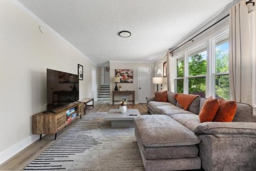 Photo de la galerie de l'établissement Luxury 4BR Pool Jacuzzi Arcade USC Ft Jackson, à Columbia