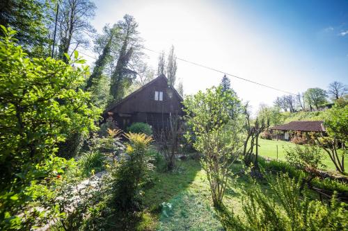 Κήπος έξω από το Guesthouse Pod rastockim krovom
