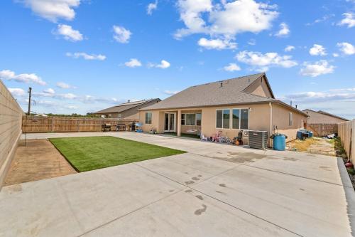Φωτογραφία από το άλμπουμ του 4 Bedroom Modern Oasis Near Sequoias σε Tulare