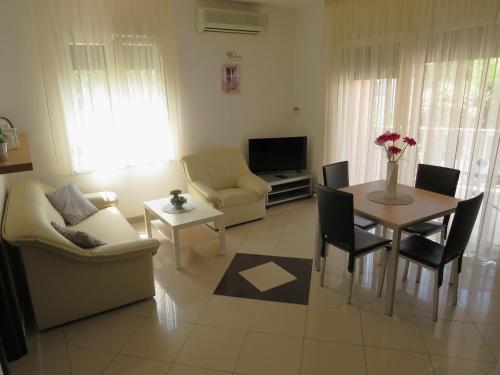 Family-friendly apartments with swimming pool Zadar - Diklo, Zadar - 5774