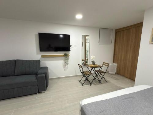 TV a/nebo společenská místnost v ubytování Nuevo apartamento en plaza principal de Guatape