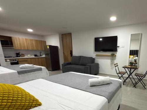 TV a/nebo společenská místnost v ubytování Nuevo apartamento en plaza principal de Guatape