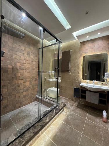 ein Badezimmer mit Dusche und Waschbecken in der Unterkunft EMPIRE-K Homes -Khalid's Villa in New cairo