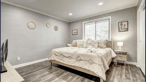 Ένα ή περισσότερα κρεβάτια σε δωμάτιο στο Beautiful 2-Bdrm 2-Bath in Old Town Scottsdale