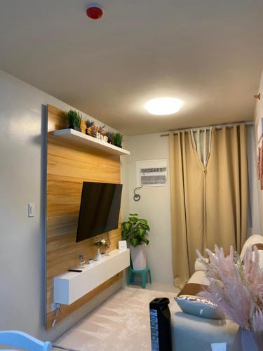 Televisyen dan/atau pusat hiburan di SOLEIA manor Condo Hotel