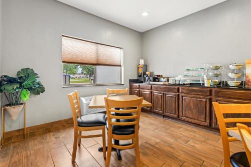 Køkken eller tekøkken på Quality Inn Brookings-University