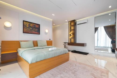 a bedroom with a bed in a room at Luxury 3 bedroom penthouse with 2 living room in Lekki