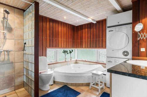 Ένα μπάνιο στο TV1009-Bindslev-Paradisdalen-9