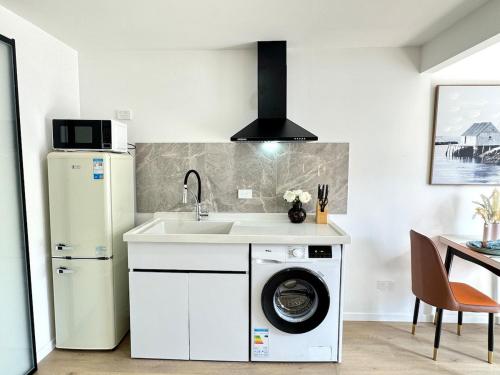 Una cocina o cocineta en Beryl 1bdr studio in Daisy Hill-minutes to M1 highway