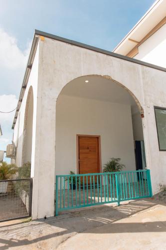 an entrance to a building with a blue gate at Sinsup villa Doichang 2 in Ban Huai Khai