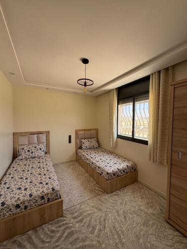 Postel nebo postele na pokoji v ubytování Cozy Bright Family Apartment Near City Center