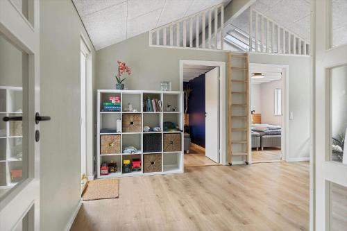 un soggiorno con libreria e scala di TV1528-Hirtshals-Peter-Hermansensvej-7 a Hirtshals