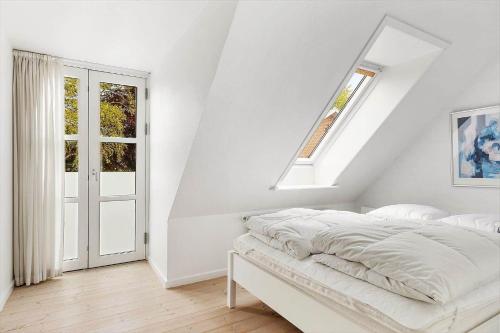 une chambre blanche avec un lit et une fenêtre dans l'établissement TV1280-Bindslev-Tannisbugtvej-49-D-Nr-5, à Bindslev