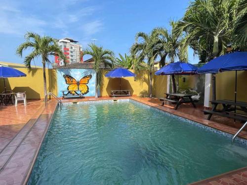 Kolam renang di atau dekat dengan Okera Inn Hotel