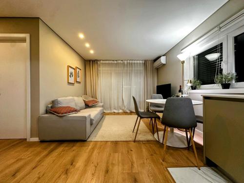 a living room with a couch and a table at Apartamento Parque da Cidade in Porto
