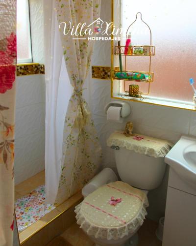 ein Badezimmer mit Toilette, Dusche und Waschbecken in der Unterkunft Villa Ximena in Puno