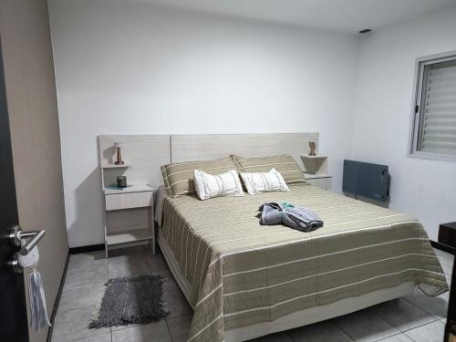 a bedroom with a large bed with a bed sidx sidx sidx at DS confort dpto 3 in General Pico