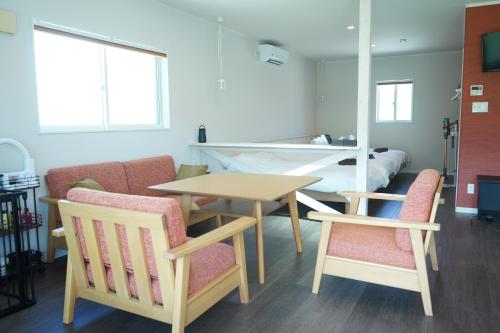 a room with a table and two chairs and a bed at COCO VILLA 南房総 Dog Stay in Minamiboso