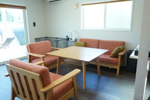 a dining room with a table and chairs at COCO VILLA 南房総 Dog Stay in Minamiboso