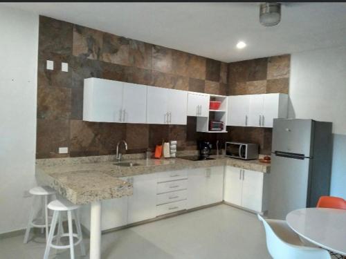 Kuchyň nebo kuchyňský kout v ubytování 2 bed 2 bath condo, steps from the beach