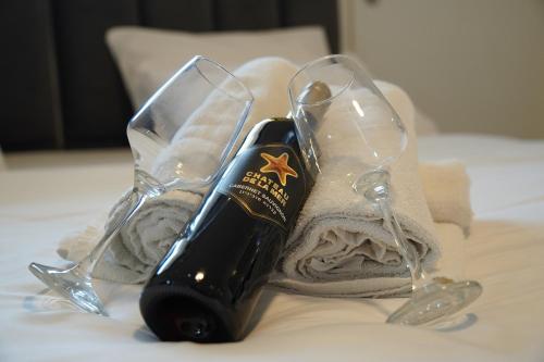 a blow dryer in a glass holder on a bed at לוי-קיישן מגוון דירות גן ופנטהאוזים וסוויטות נוף ברחוב הצנחנים in Tiberias