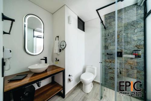 Bilik mandi di Epic Suite 212 Deluxe Aeropuerto