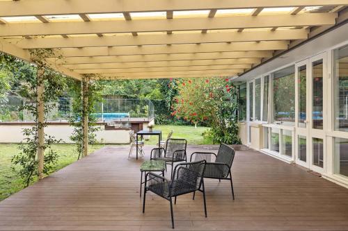 Taman di luar Homely Queen Room Stay - Easy Access in Pymble - Shared Bathroom