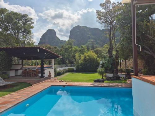 a swimming pool with mountains in the background at Casa Manolo in Tepetlapa