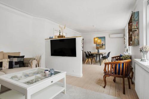 a living room with a couch and a tv at TV1648-Skagen-Kirkevej-4 in Skagen