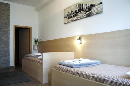 pokój z 2 łóżkami w pokoju w obiekcie Rooms Fitea w mieście Osijek